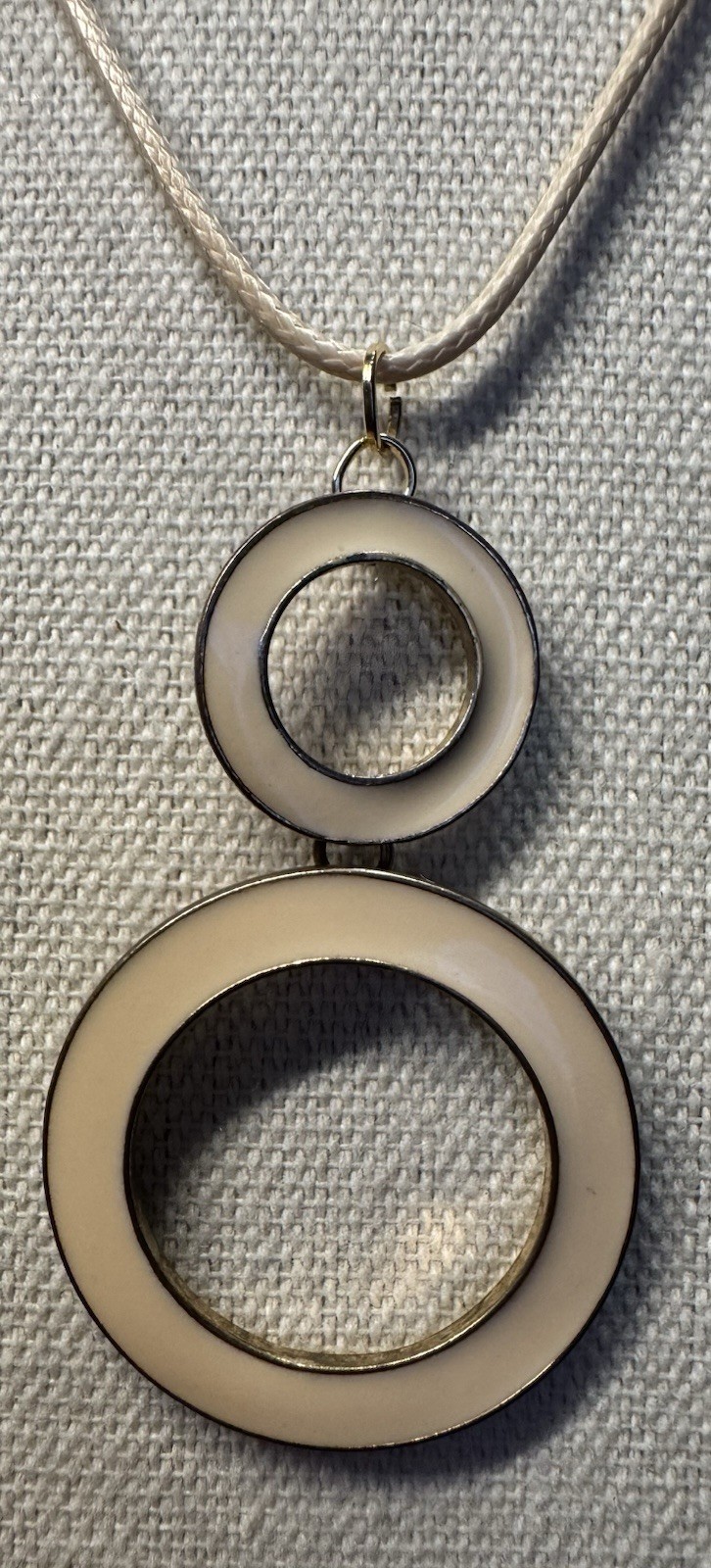 Vintage 1970’s Goldtone & Ivory Cream Enamel Round Pendant On Cord Necklace