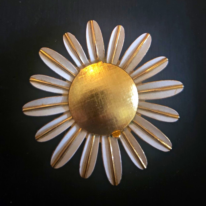 Gold Tone White Enamel Vintage AVON Daisy Flower Locket Brooch Pin Hinged 2.5 in