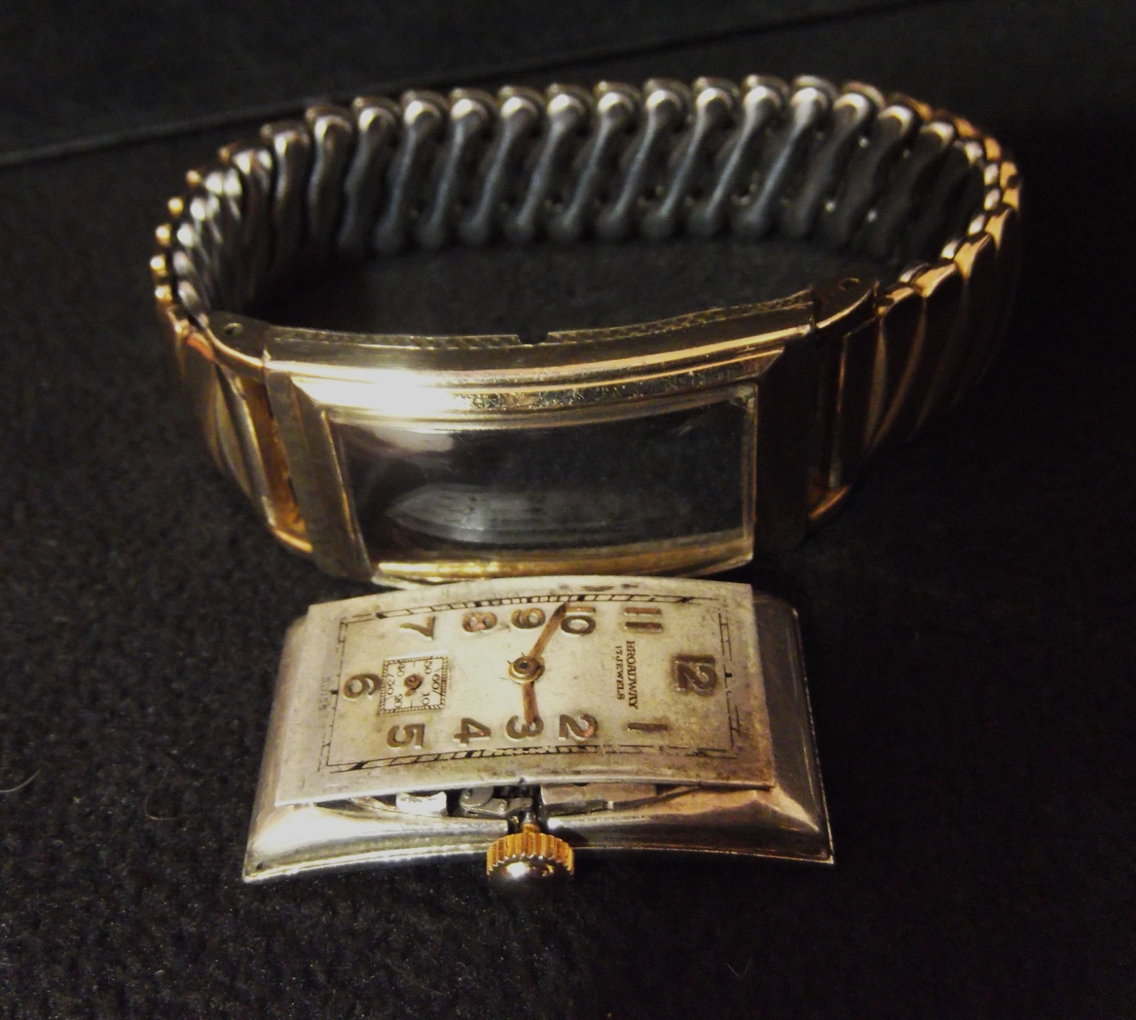 VINTAGE ART DECO BROADWAY CURVED MEN’S WATCH 1OK G/F BAND MANUAL WIND