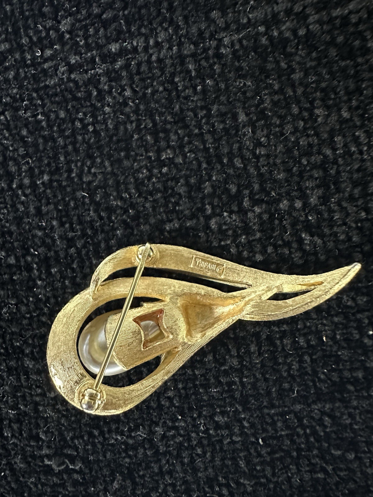 Crown Trifari Signed Gold Tone Swirl Brooch Pin w/ Baroque White Pearl