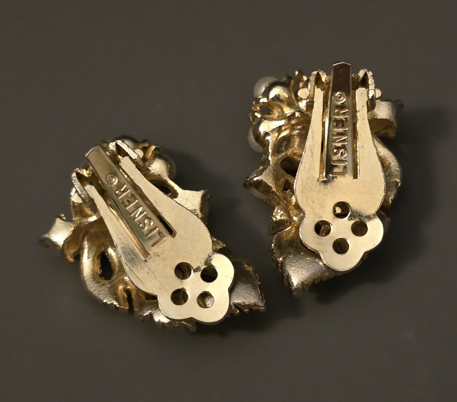 LISNER FAUX PEARLS GOLD GILTED LEAF DESIGN CLIP-ON EARRINGS-EC☆1.2″ L☆GORGEOUS