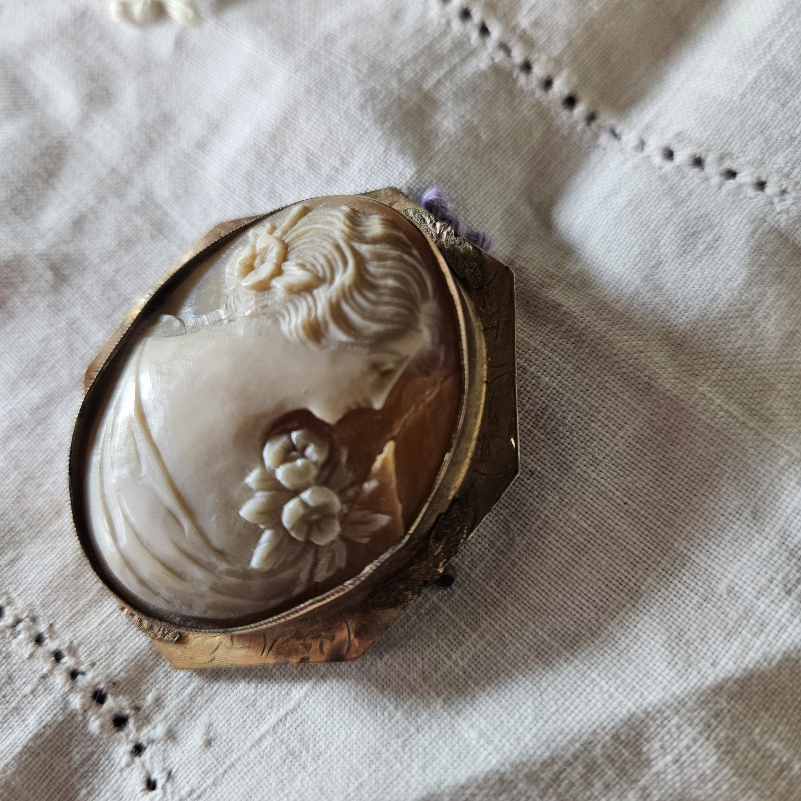 Vintage 1/20 10K GF hand carved shell cameo w/wire frame marked See Photos