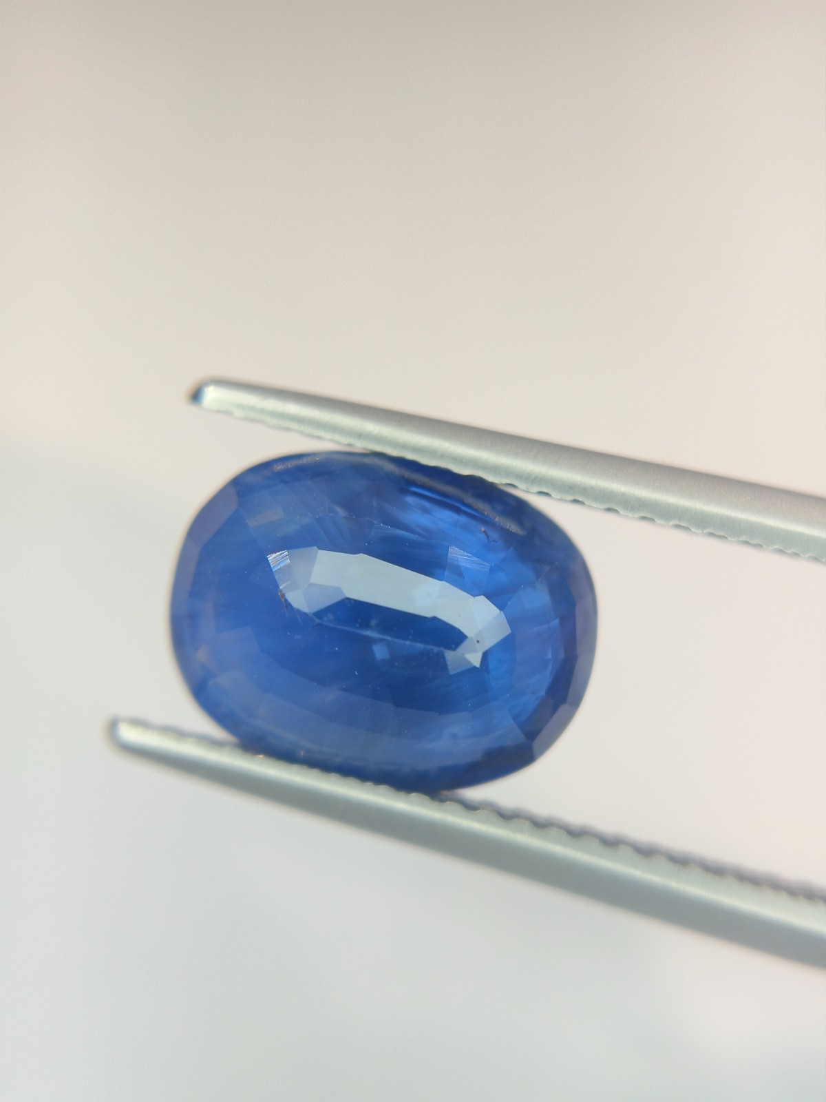 4.05 Cts A BEAUTIFUL AND VERY GORGEOUS BLUE SAPPHIRE OVAL SHAPE !