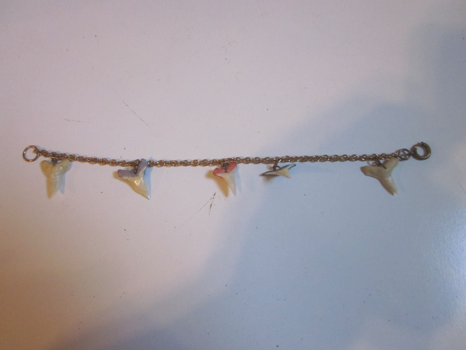 Vintage GOLD TONE COLORED REAL SMALL SHARK TEETH BRACELET 7″ LONG
