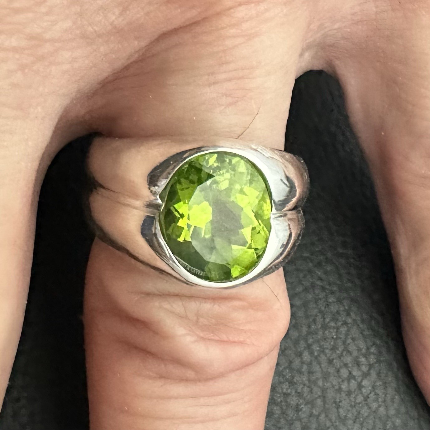 MJG STERLING SILVER MEN’S RING. 12 x 10mm OVAL LAB PERIDOT . SIZE 10.
