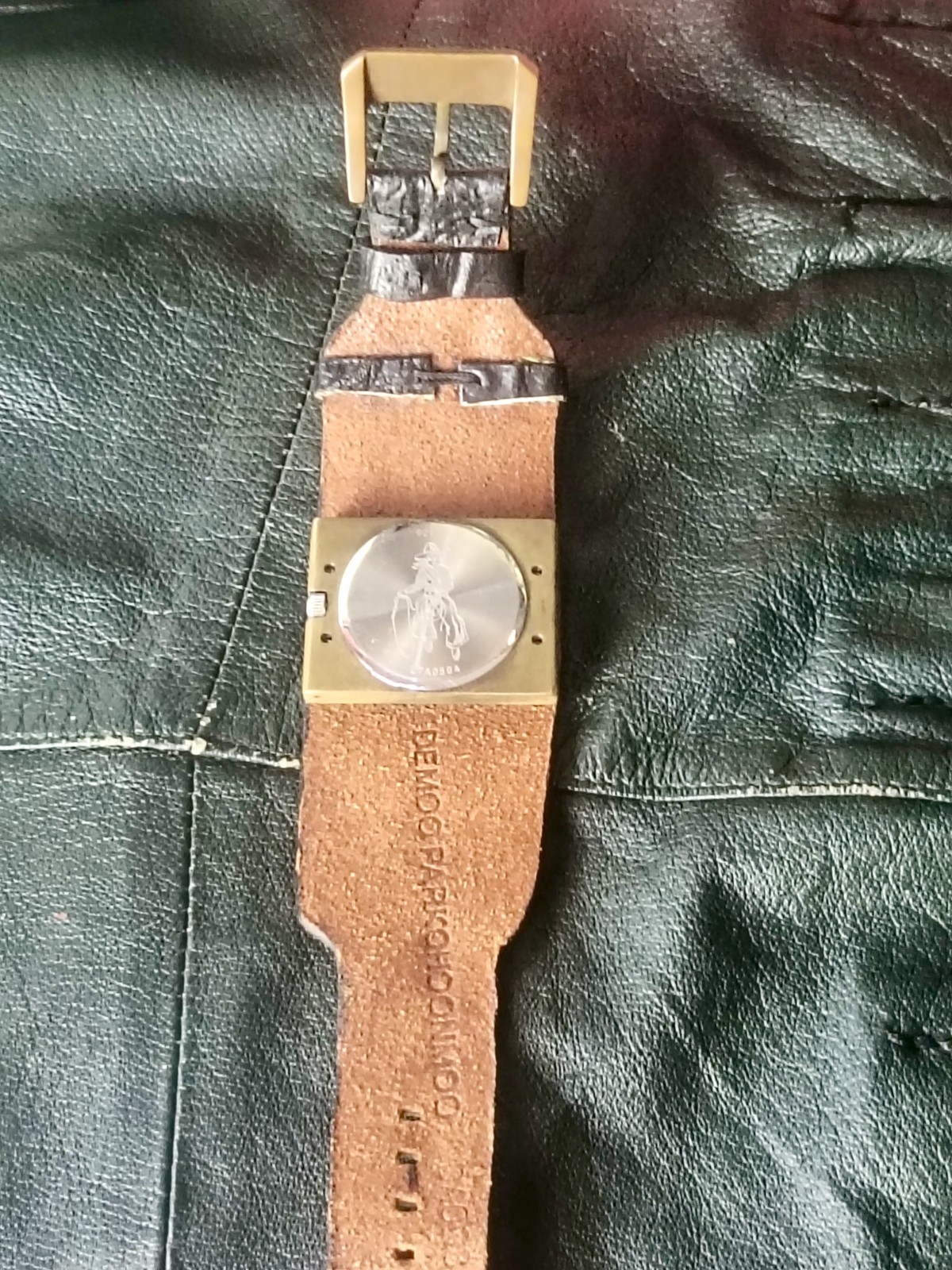 Vintage 1990 levi’s rotating disc direct read watch jump hour style