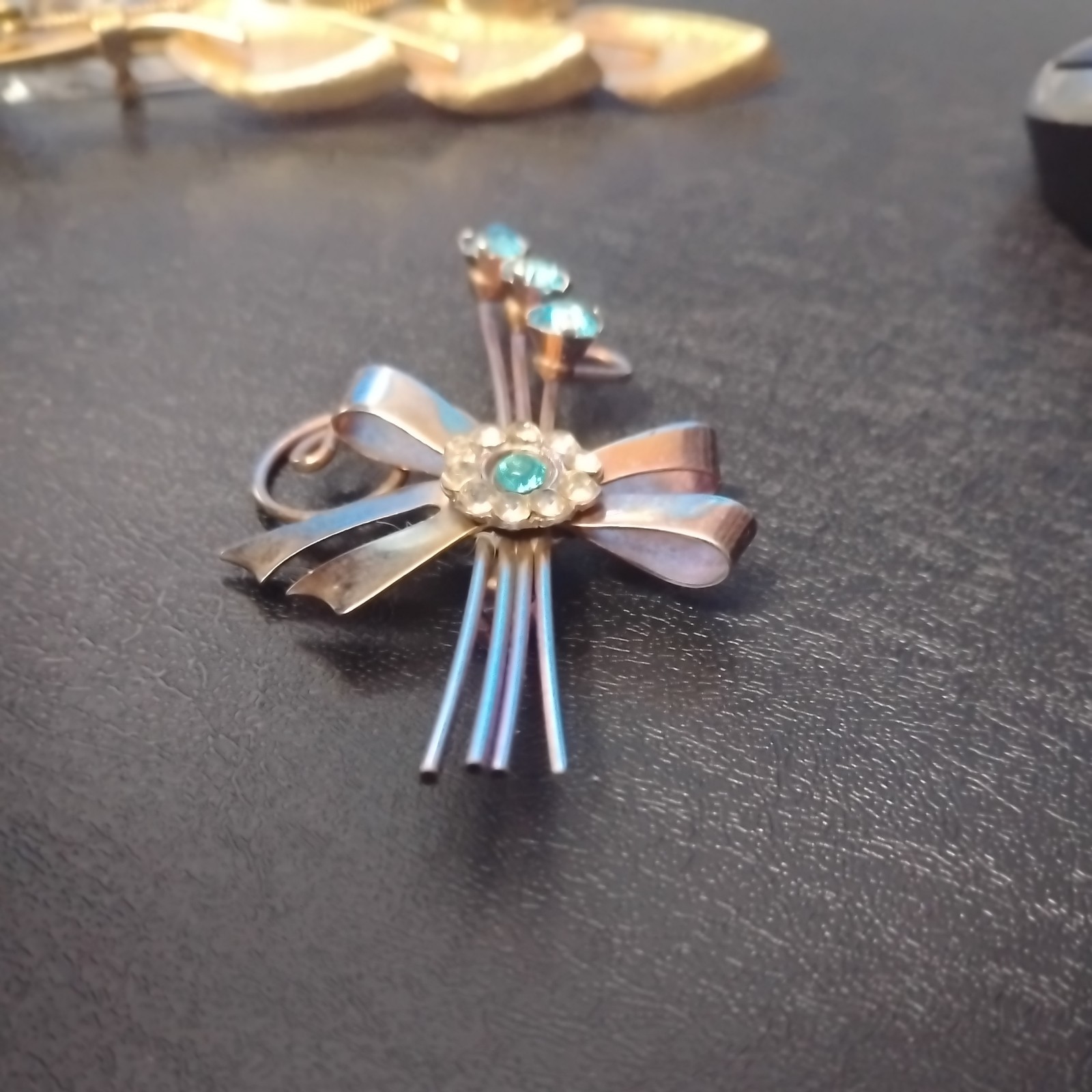 1935-1950 VTG RETRO STYLE CLEAR & AQUA RHINESTONE BOW PIN/BROOCH SILVER TONE