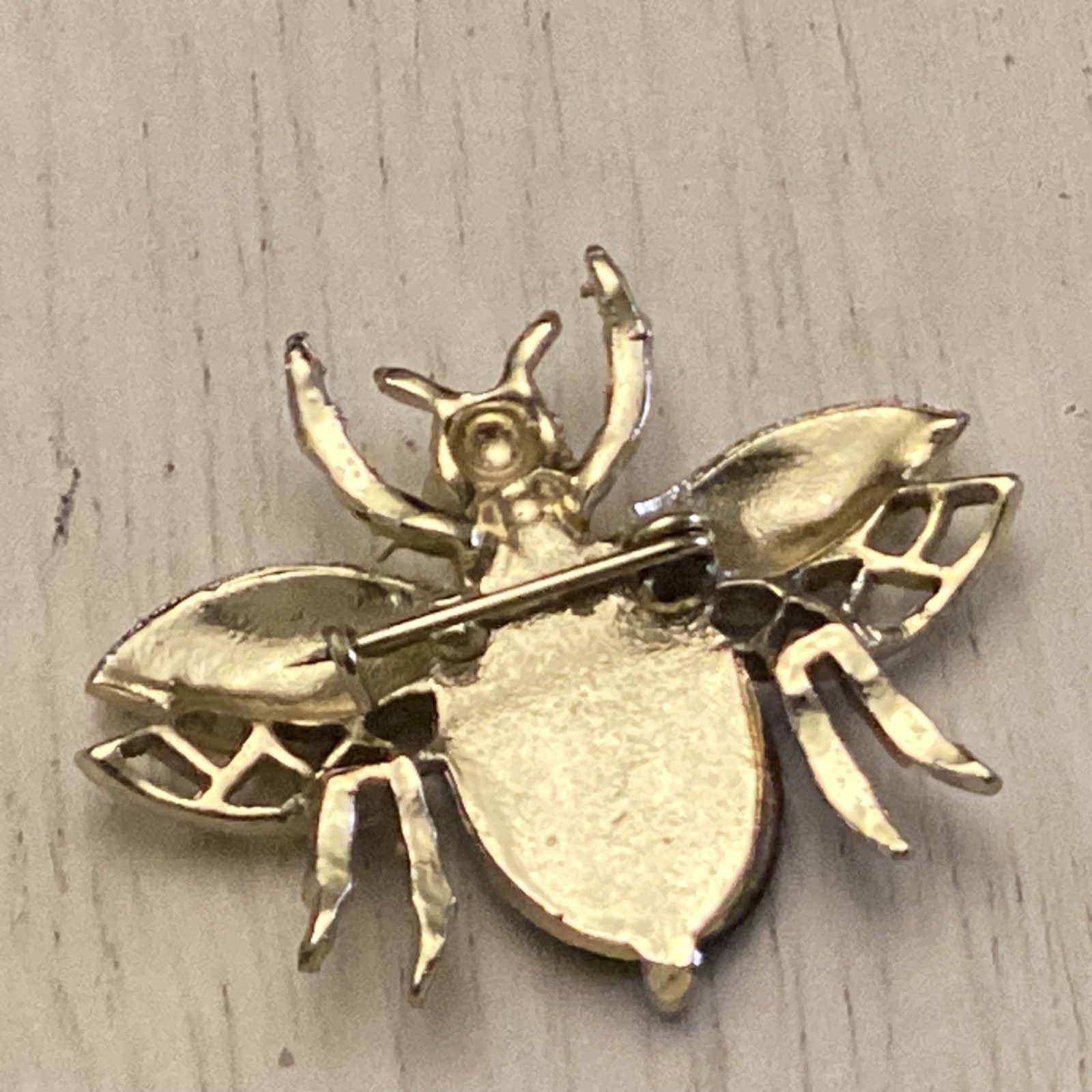 Vintage Estate Goldtone & Wood Grain Design Flat Cab Bead Bee Brooch