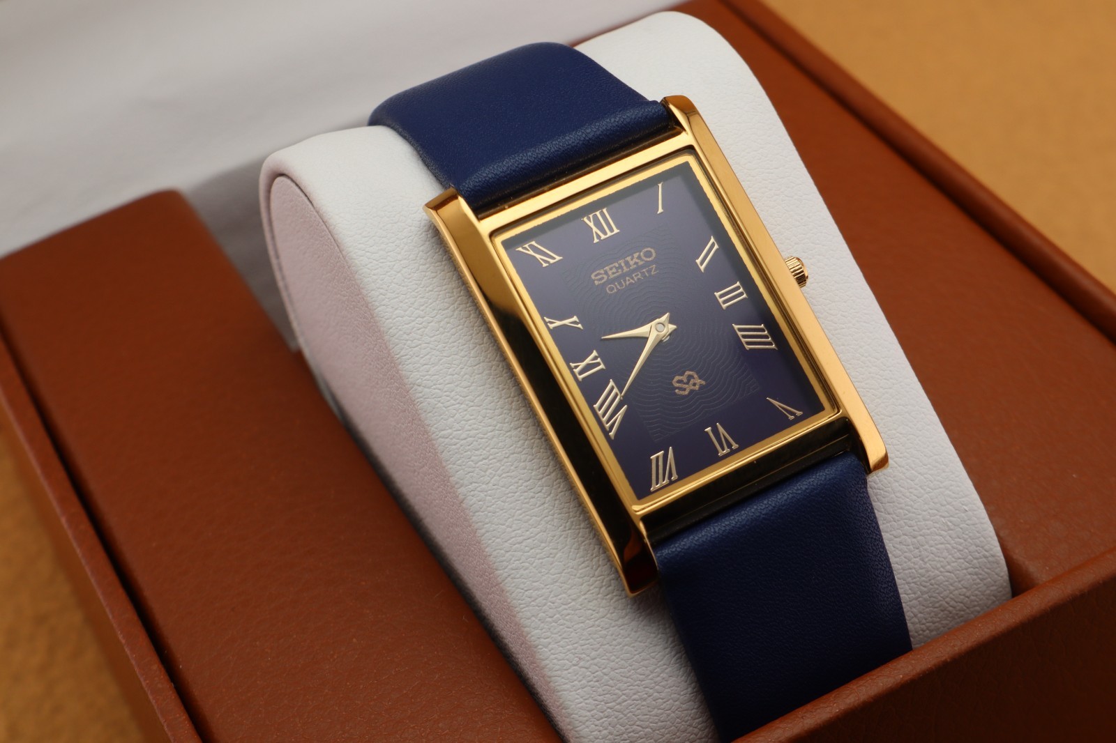 Vintage Seiko Slim Quartz Men’s Wrist Watch Blue Dial with Blue Strap.