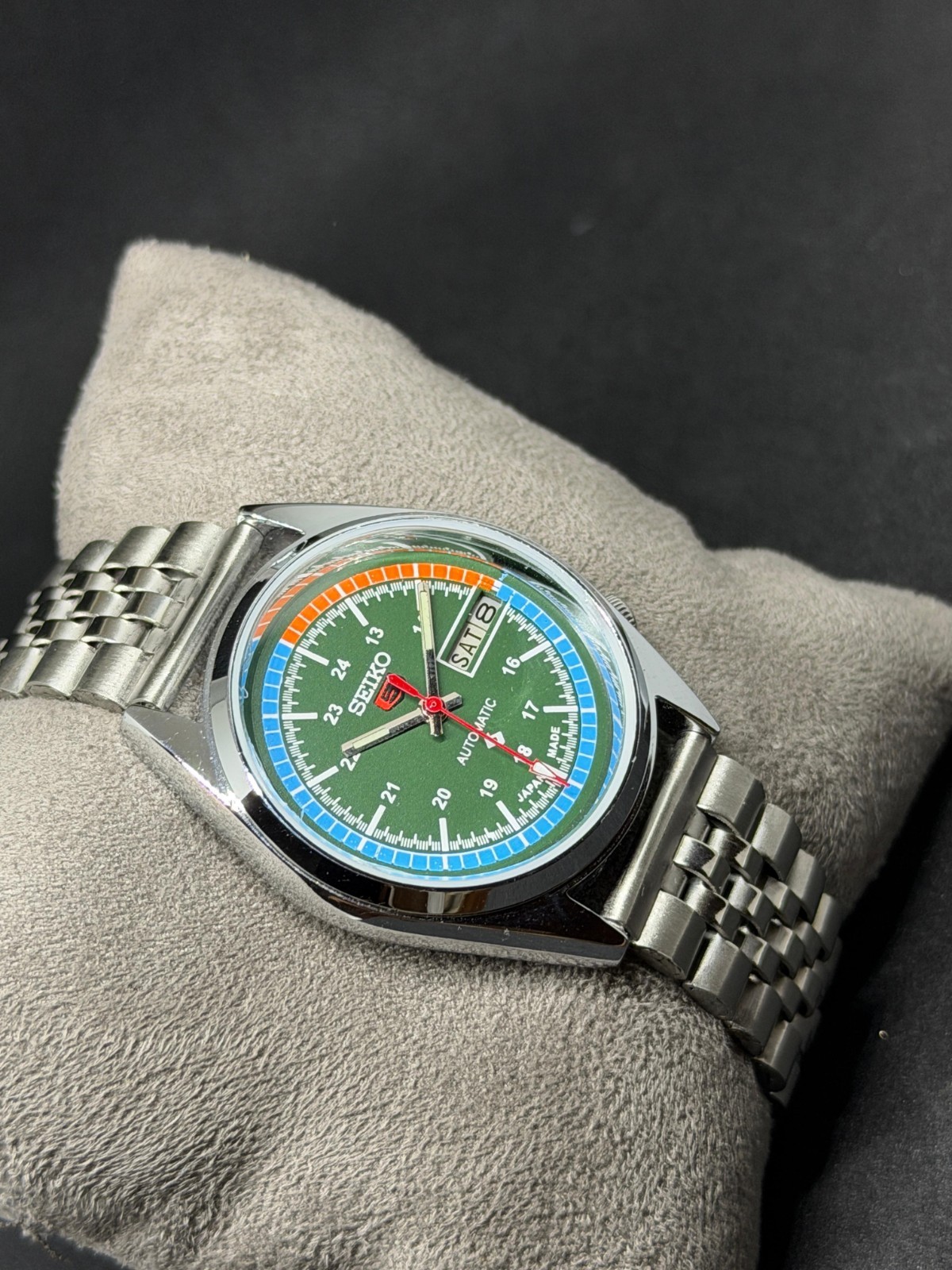 Vintage Seiko 5 Automatic Day/Date Japanese Men’s Wrist Watch
