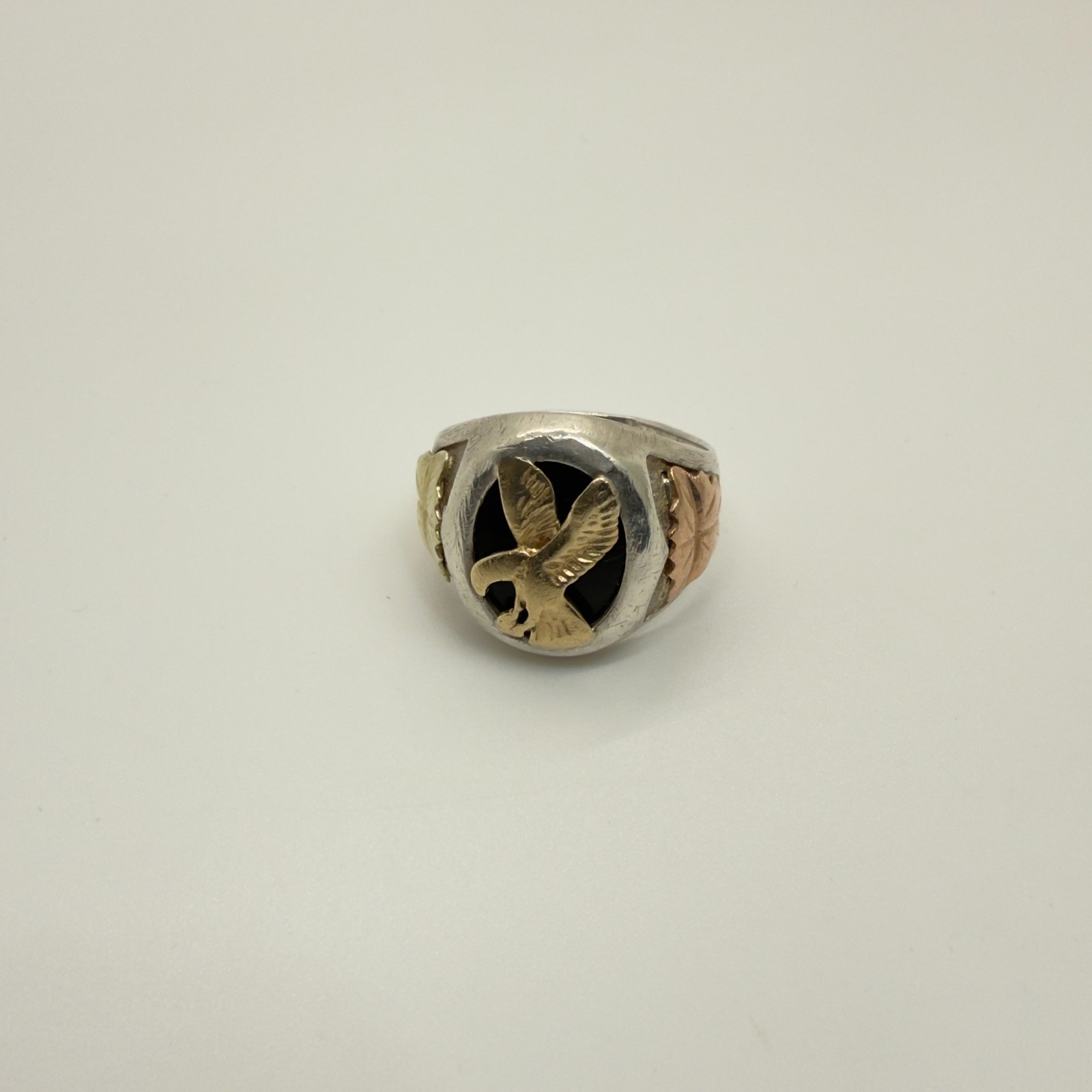 Landstrom’s 12K Black Hills Gold Sterling Silver Men’s Eagle Onyx Ring Size 9.5