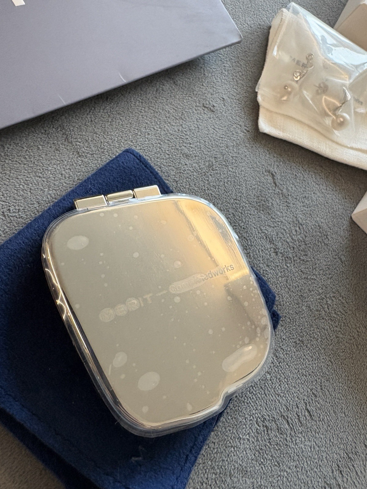 Beautiful Completedworks X merit Silver Gift Set Pearl Earrings + compact Mirror