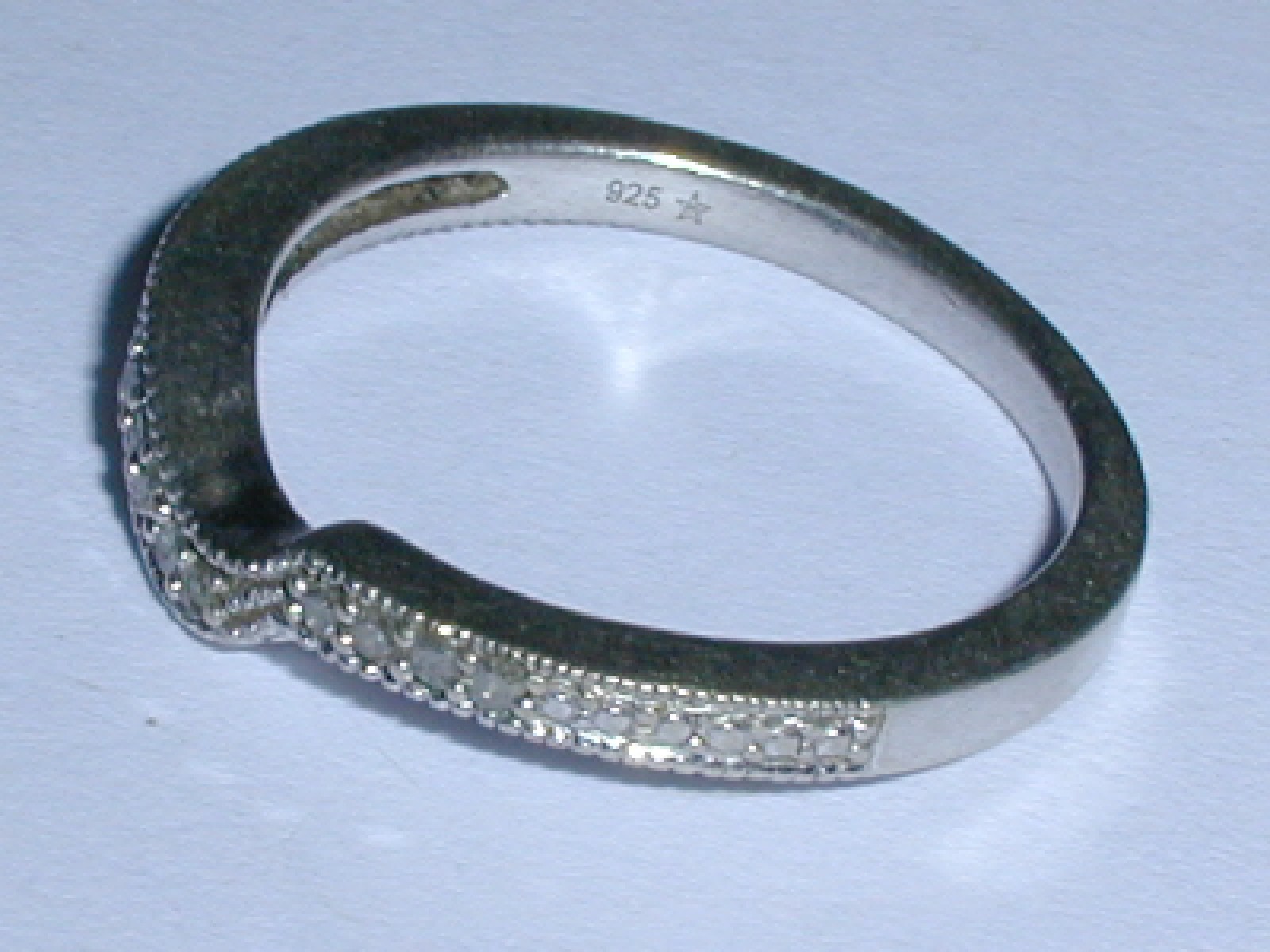 NARROW STERLING SILVER DIAMOND BAND RING WITH V SHAPE CENTER- SIZE 7!