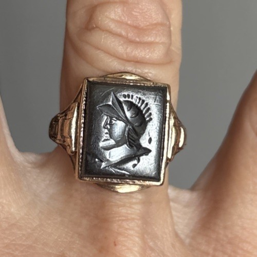 Vintage 10k Yellow Gold Soldier Carved Hematite Ring – sz 8 – 5.59 G
