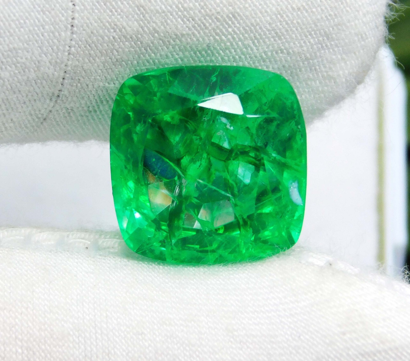 9.20 Ct Untreated Colombian Green Emerald – Natural Certified Loose Gemstone