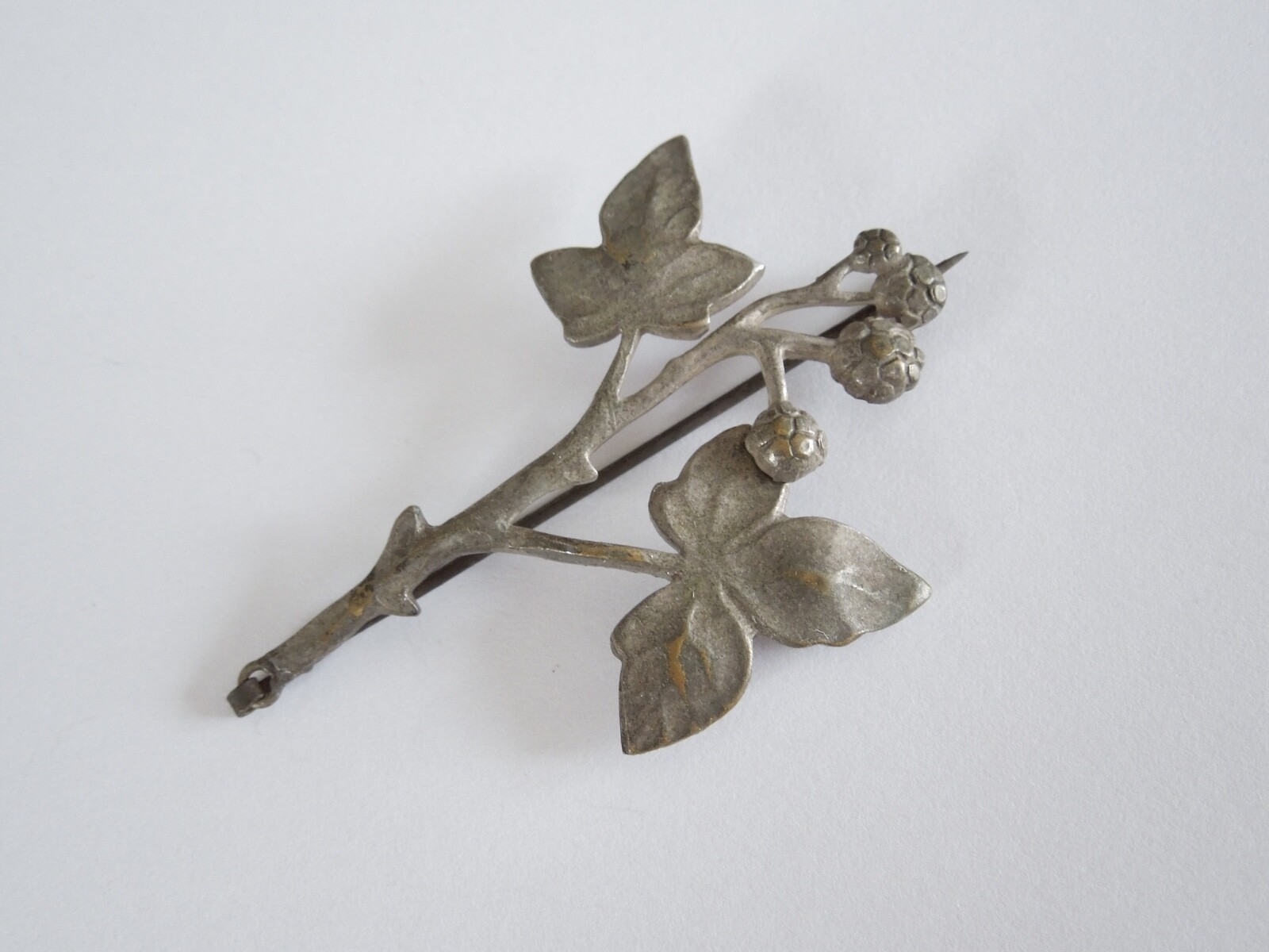 Vintage Iron-Colored Brooch With Leaf Motifs 6.6 G/5.2 X 3.4 Cm