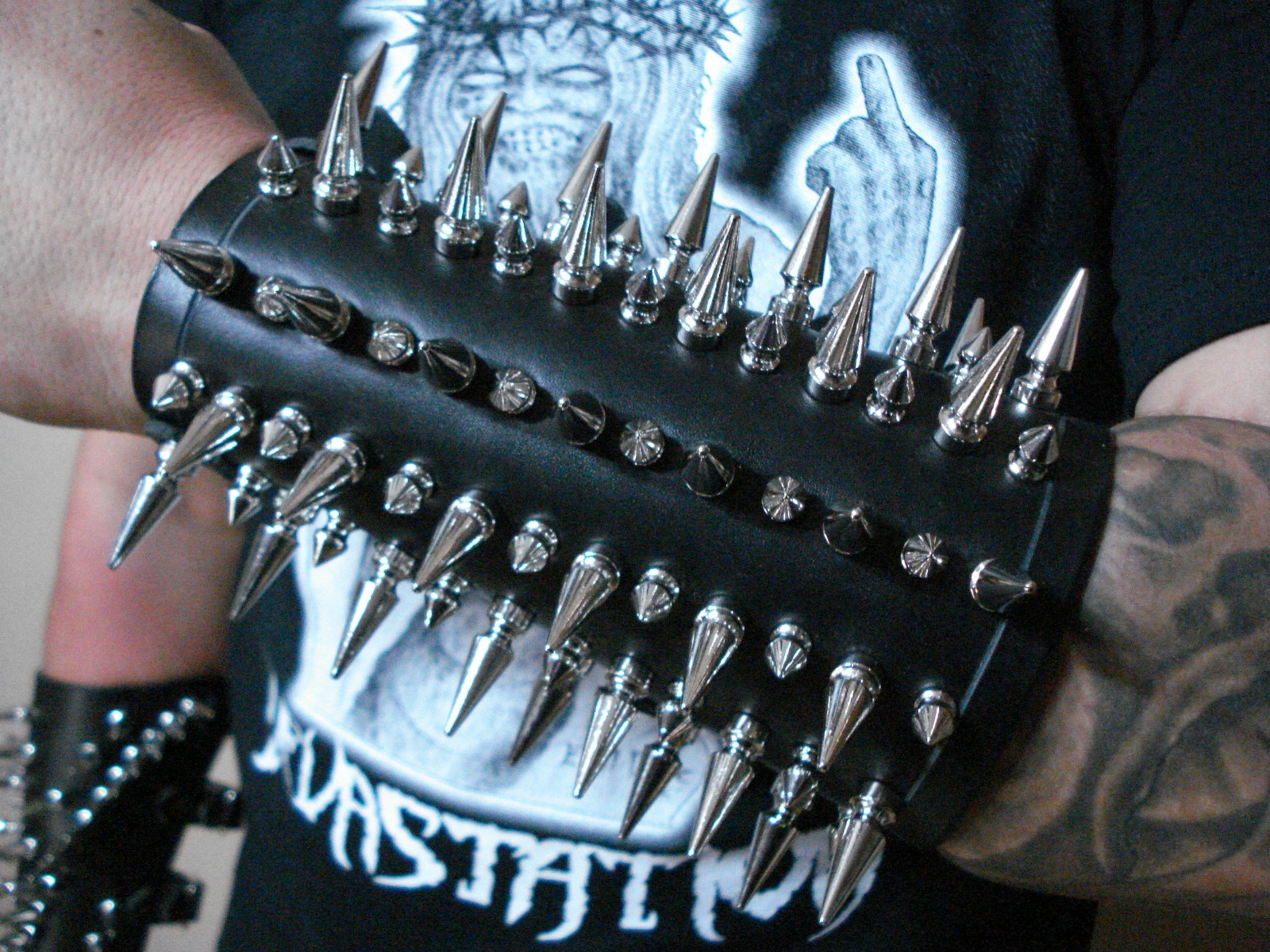 HELLHAMMER LEATHER SPIKED GAUNTLET.BLACK METAL…(MDLG0015)