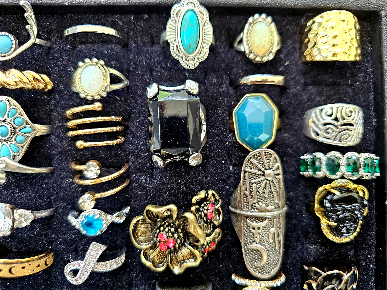 Lot of 127 RINGS Fashion Cocktail Vtg – Modern Statement Rhinestone Some Signed