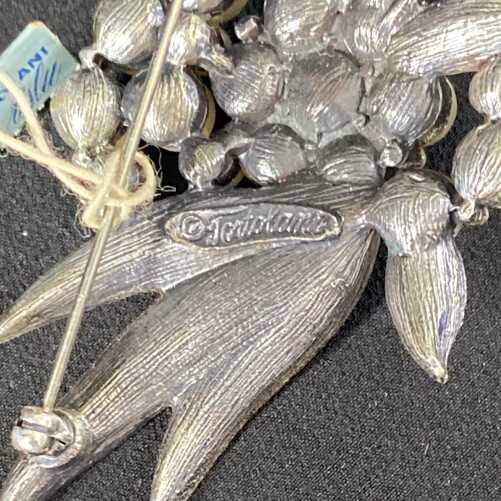 Tortolani Vintage Brooch Faux Pearl Pin Designer Signed Leaf Silvertone I5