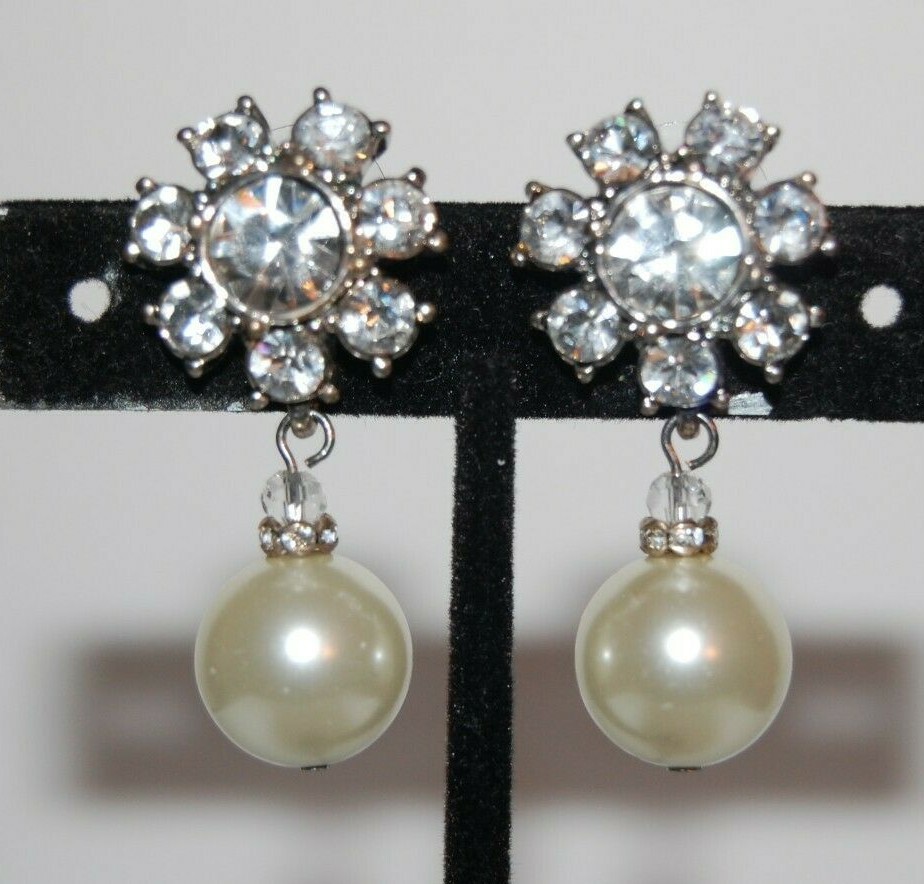 ELEGANT COUTURE RHINESTONES SILVERED METAL FAUX PEARL DROP DANGLE POST EARRINGS