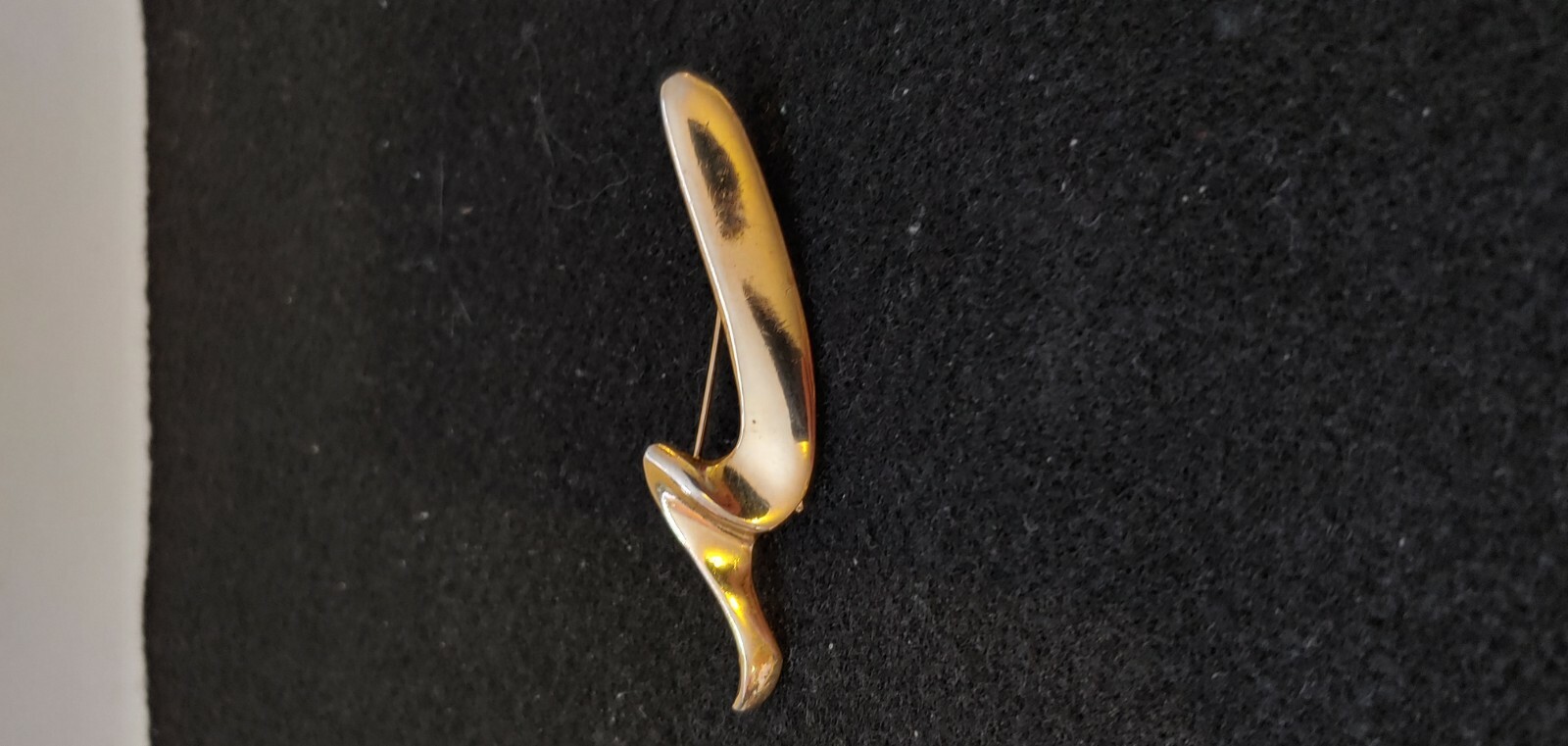 Vtg – Gold Tone – Brooch Pin ( Length 2 3/4 in x 3/4 in )
