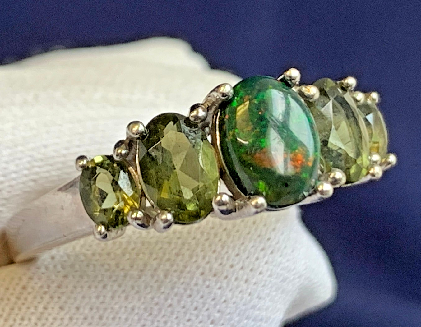 Sterling Silver Ring 3.17g Fine Jewelry Size 8 Band Green Stones BBJ *READ*