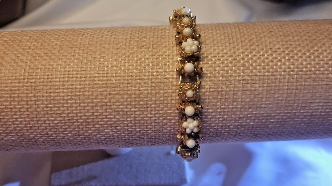 Vtg Goldtone Bracelet w/ White Stones 27 Grams 7 To 9.5 inches extender