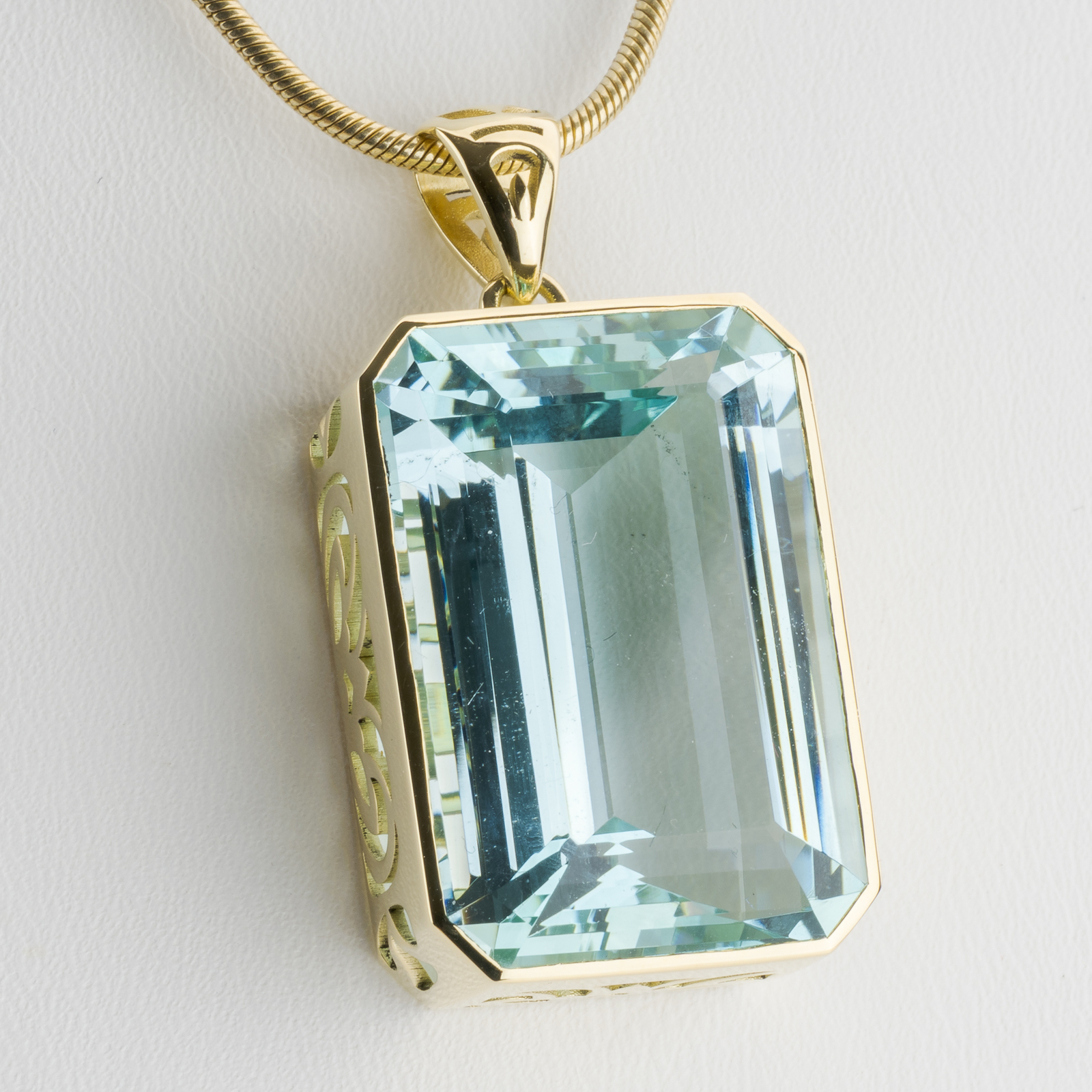 14k gold pendant with an aquamarine