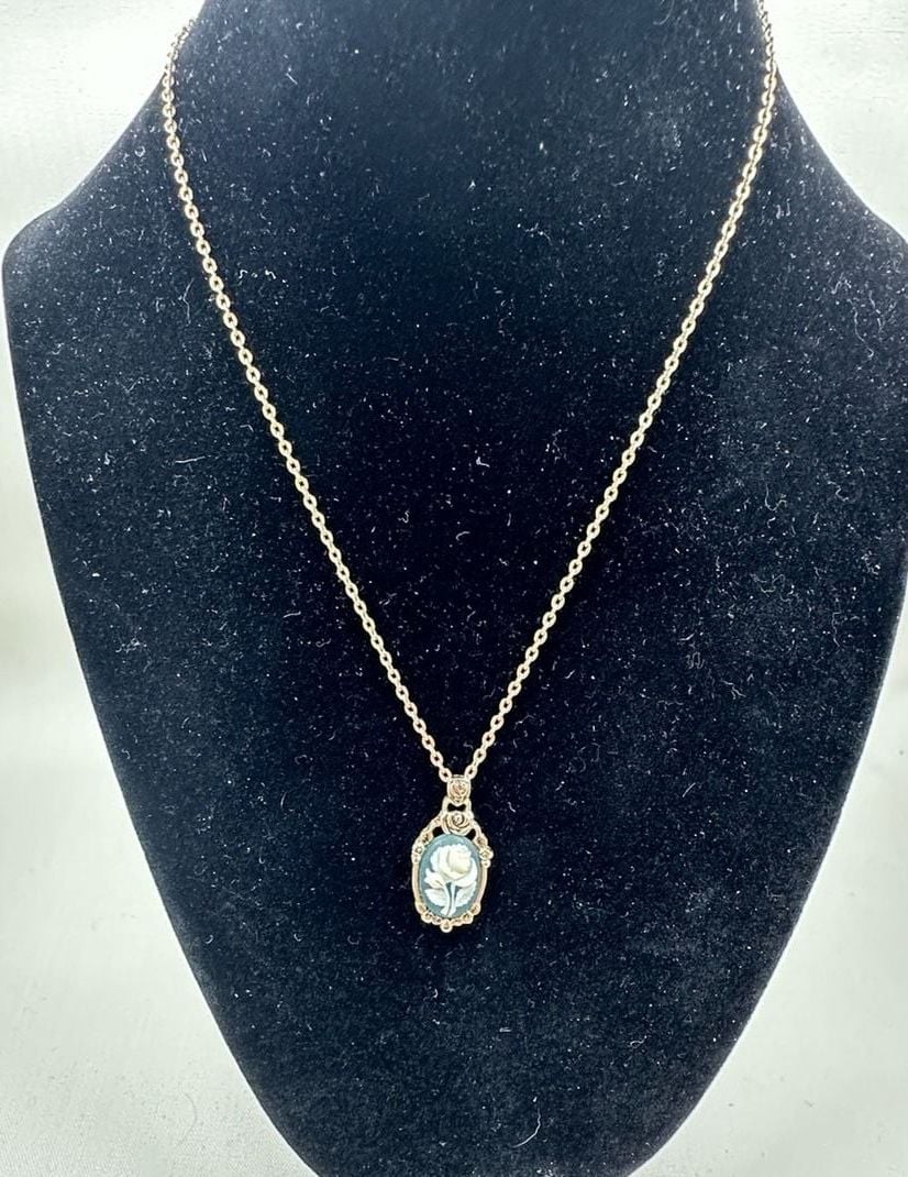 Vintage Sarah Coventry Gold Tone and Rose Pendant 16” Chain With Sarah Hallmar