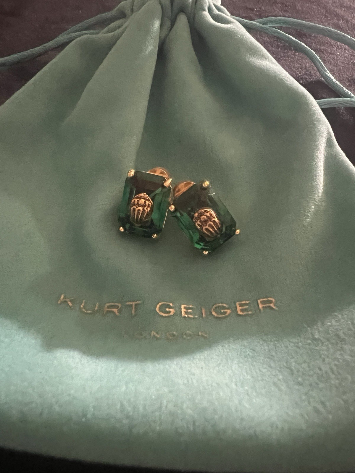 KURT GEIGER GOLD SIGNATURE EAGLE HEAD GREEN EMERALD CUT STUD EARRINGS