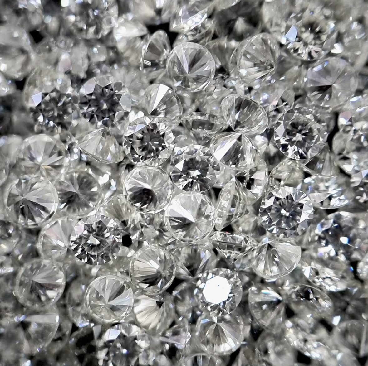 200 Lab Grade D Color FL Clarity Round Brilliant Cut Diamonds(1.0ct tcw)