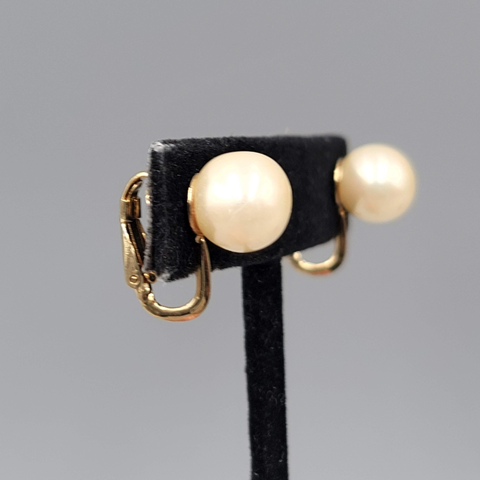 Vintage CINER Faux Pearl Bead Clip on Earrings Studs Gold tone 3/8 in