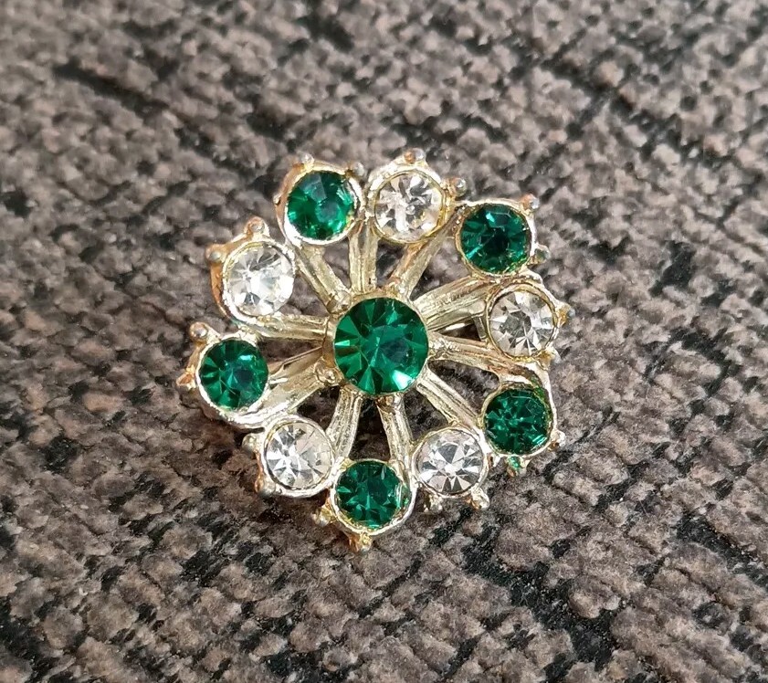 Vintage 50’s 60’s Emerald And Clear Rhinestone Gold Tone Brooch Pin Pinback