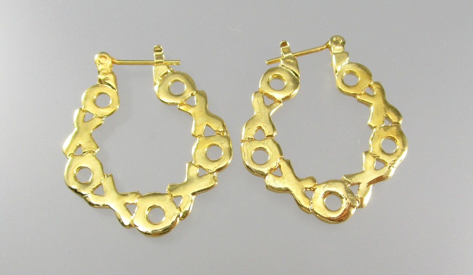 XOXO Gold Tone 1″ Hoop Post Hinged Earrings 114G
