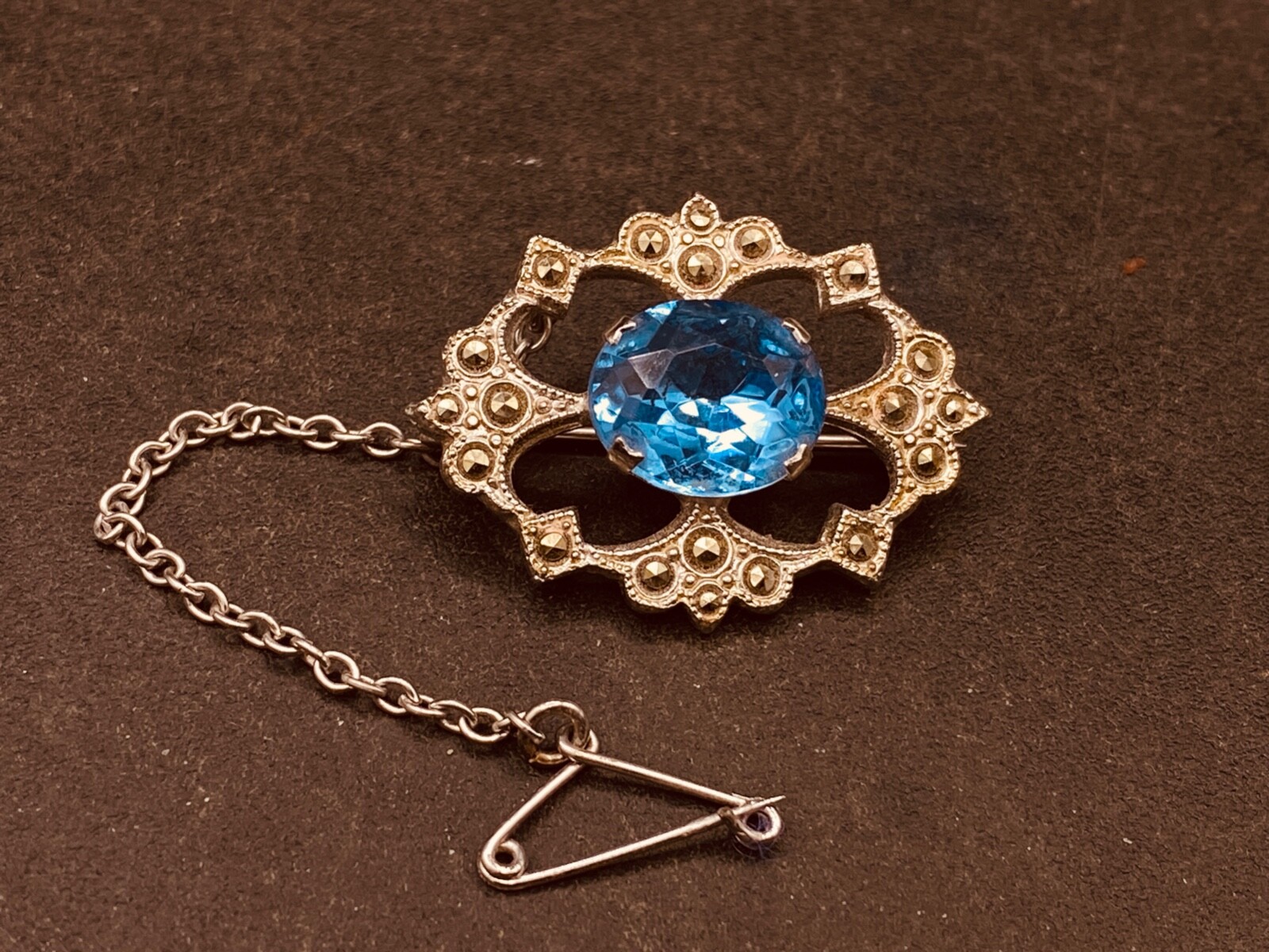 Brooch Blue Glass ‘Sapphire’ Stone Gold Tone Mount with Safety Chain approx 30mm