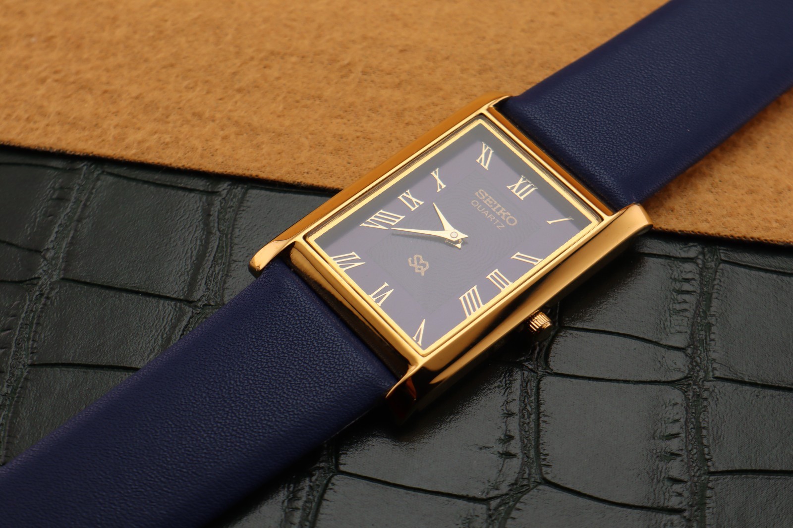 Vintage Seiko Slim Quartz Men’s Wrist Watch Blue Dial with Blue Strap.