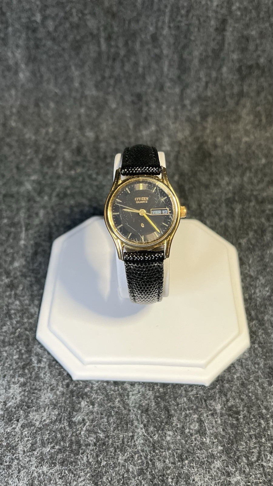 Vintage Citizen CQ Quartz Ladies gold-tone case, black dial day-date display