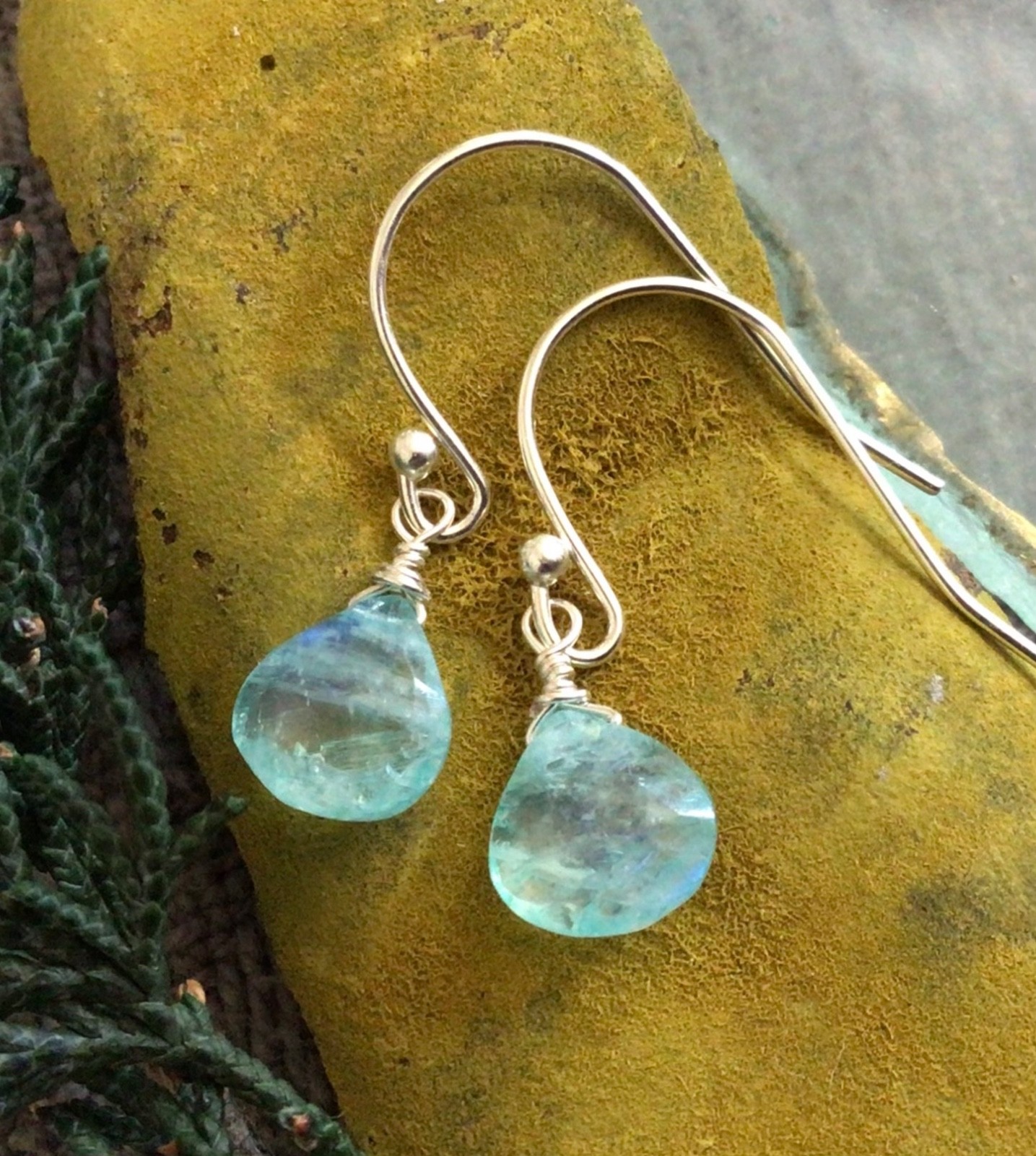 STERLING SILVER NATURAL BLUE AQUAMARINE SUNDANCE CHARM EARRINGS