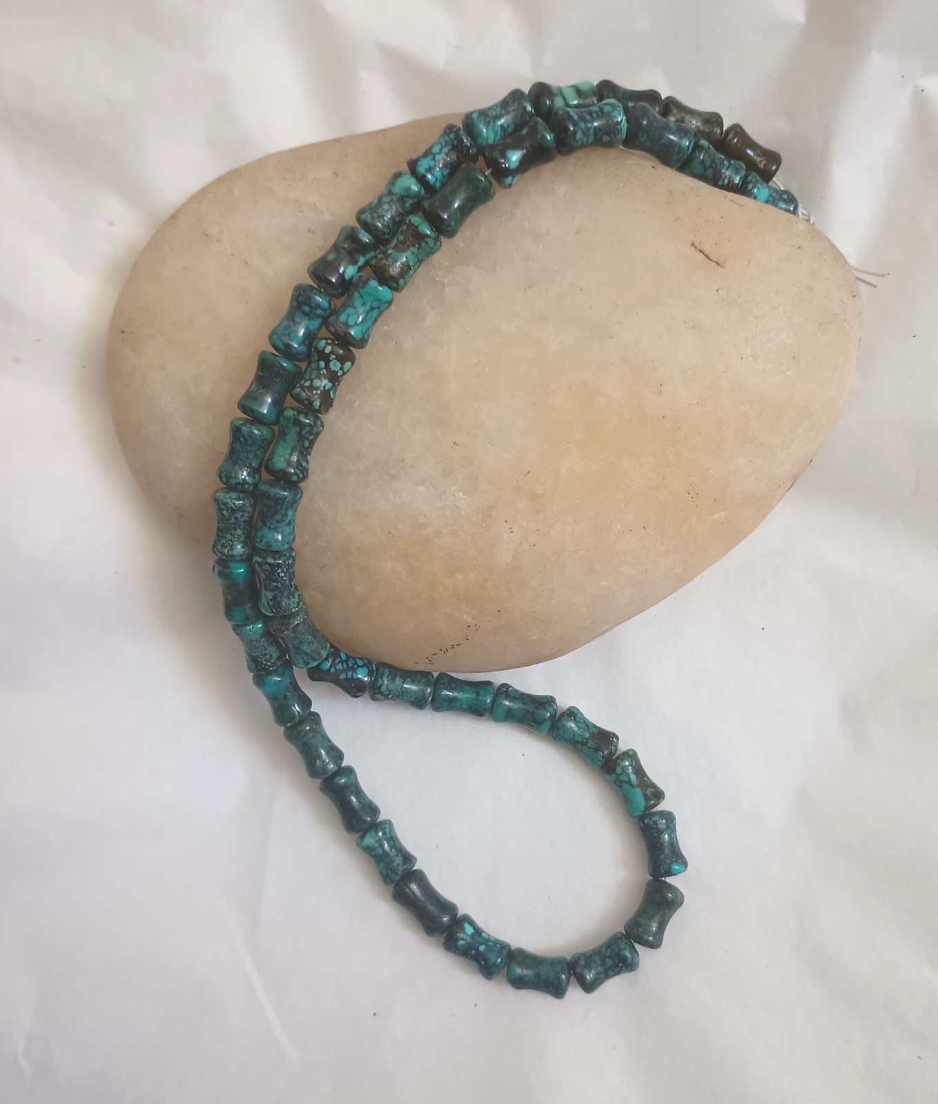 OLD STOCK HUBEI TURQUOISE 5-6 x 8-9MM BONE SHAPE BEADS- 15.75″ STRAND – 5558E