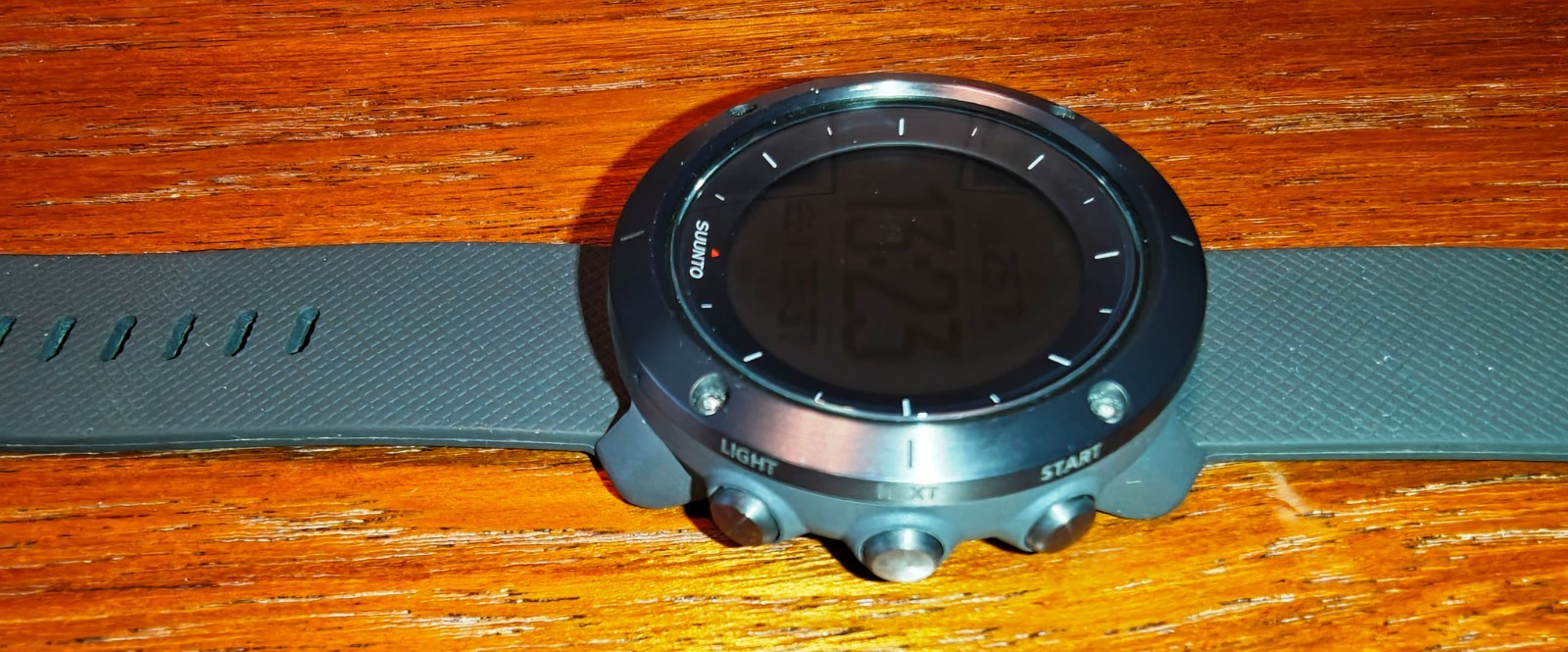 Suunto Traverse Graphite Gray Men’s Watch – SS022226000 – OW151