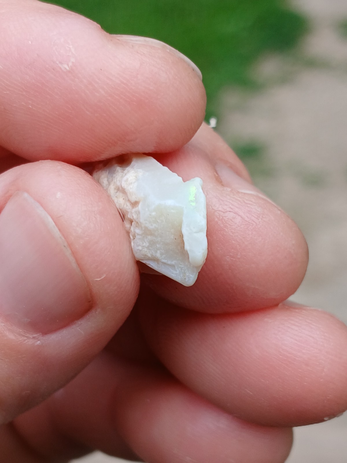 Australia Opal Mintabie Chips R802 5 Carat Faint Pink, Green Low Grade
