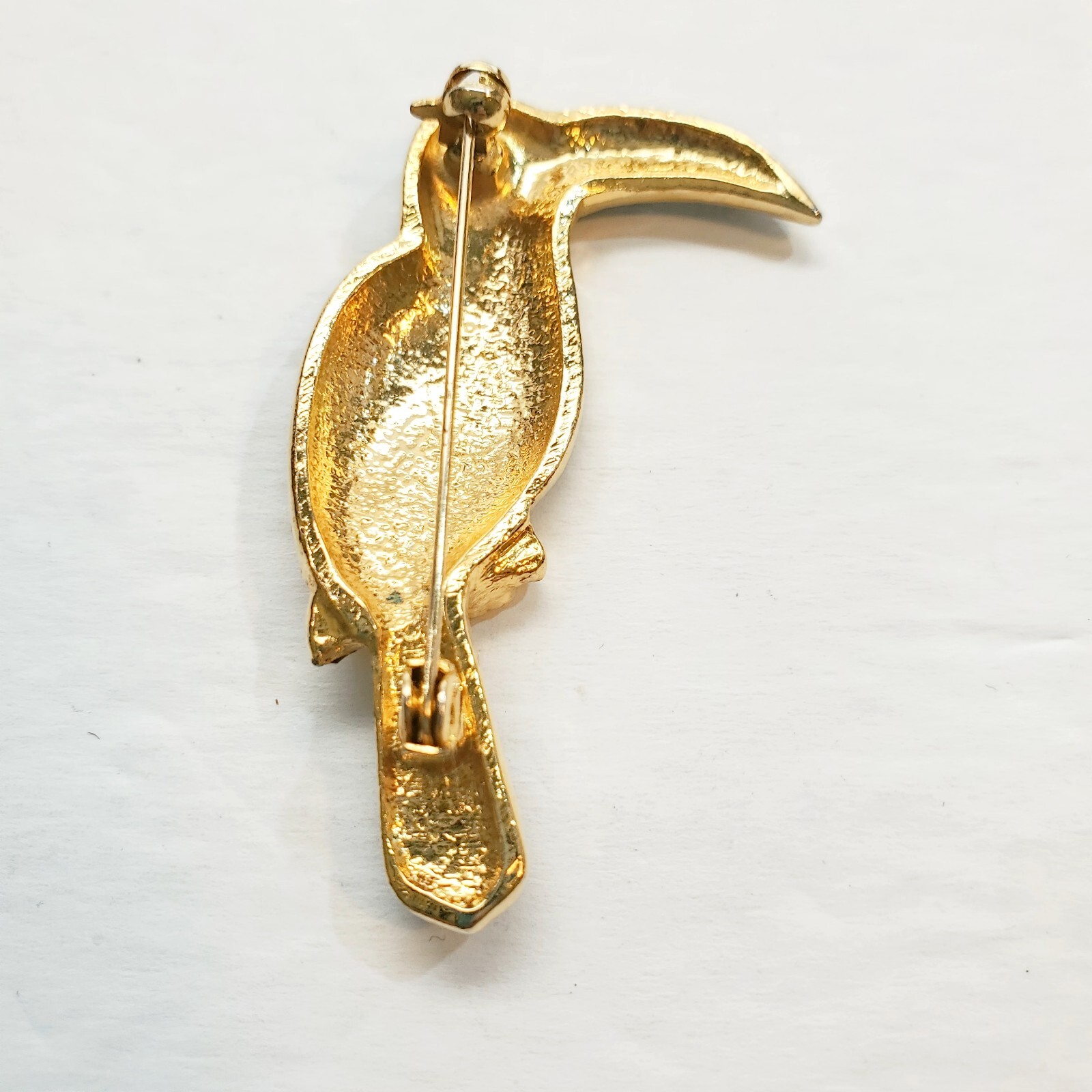 Vtg Gold Tone Metal and Enamel Rhinestone Eye Toucan Tropical Bird Brooch Pin