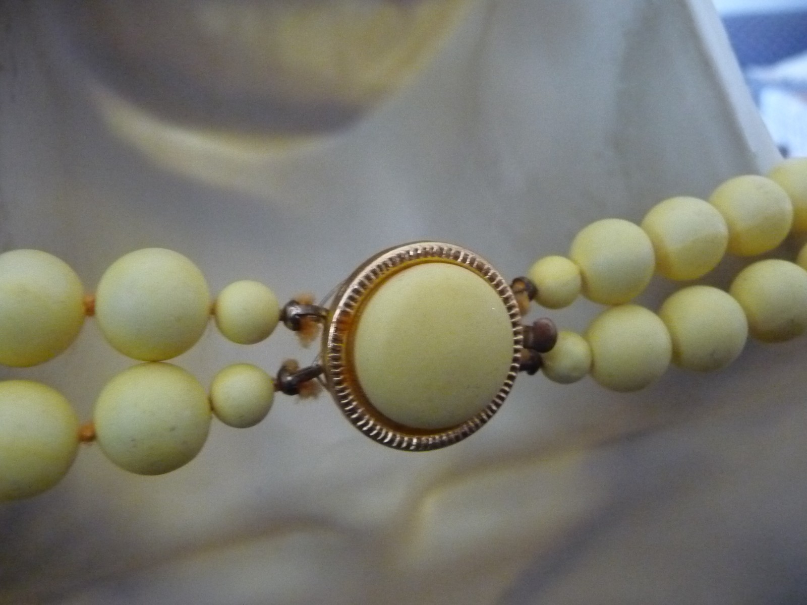 VTG JAPAN 10”L 2 STRAND LIGHT YELLOW BEADS 10”L NECKLACE #32/29