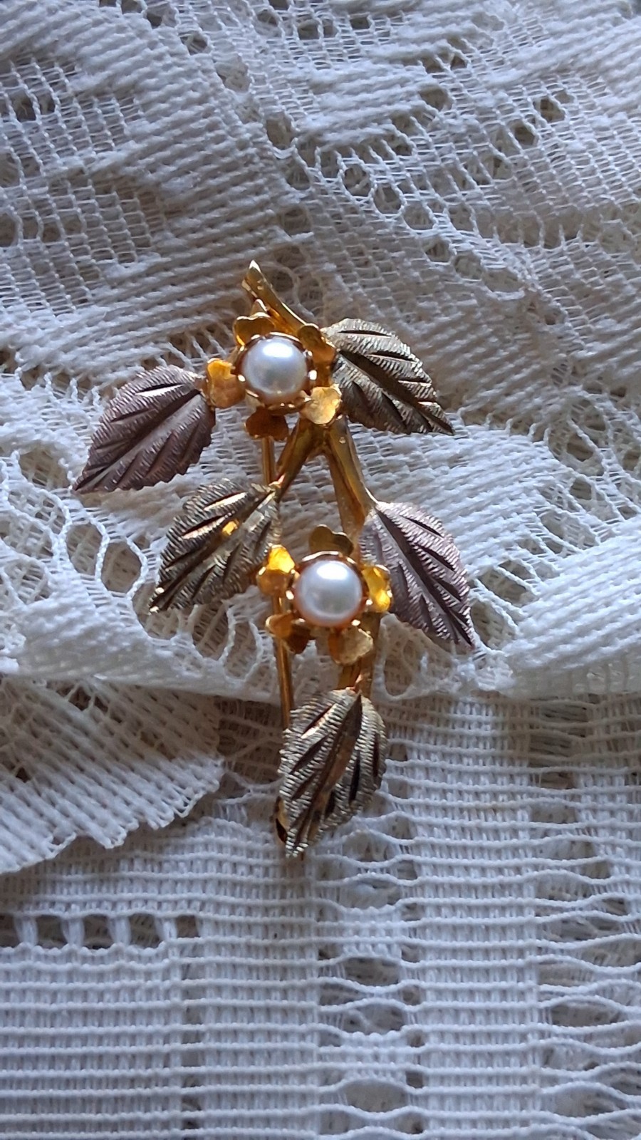 Vintage Black Hills 10k multi-color gold leafy pearl brooch