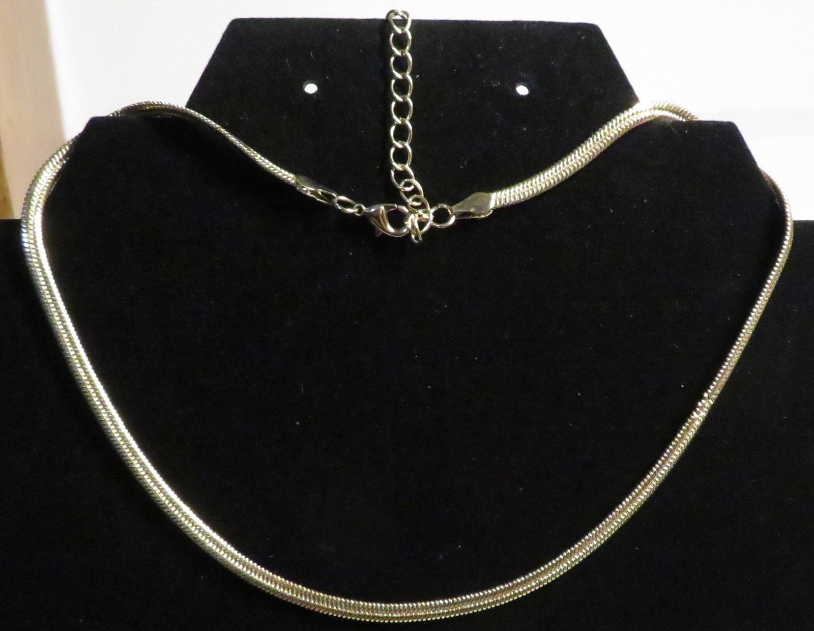 Vintage Women Gold Tone Herringbone Chain Necklace Flat Snake Choker 15-19″ adju