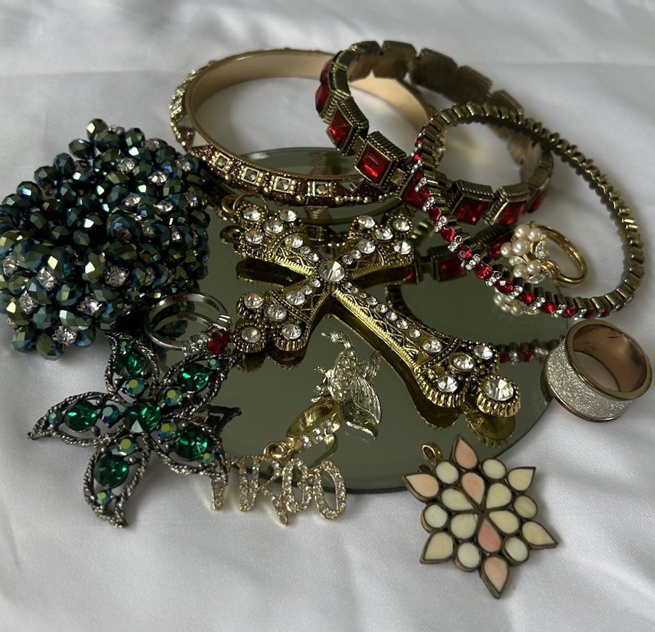 Lot Of 12 VTG Costume Jewelry Pendant Bracelet Ring 1 Stone Missing