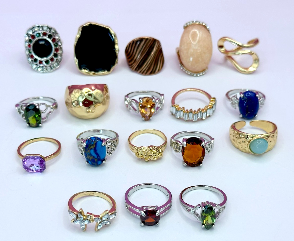 Lot 18 Fashion Rings Sizes 6 to 6.5 Including 1 Premier Design R-42