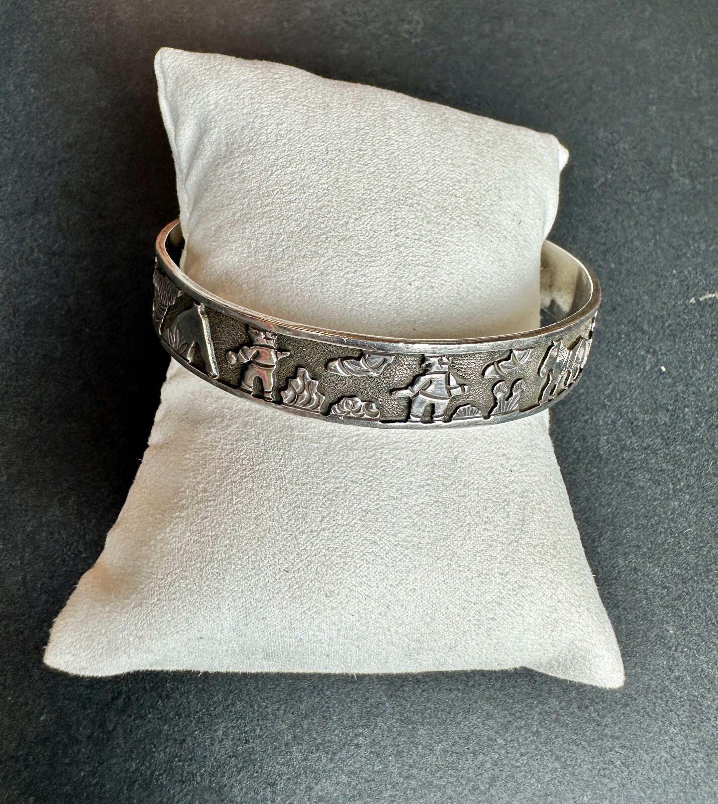 RARE Navajo FLOYD BECENTI Sterling Silver Traditional Storyteller Bangle Vintage