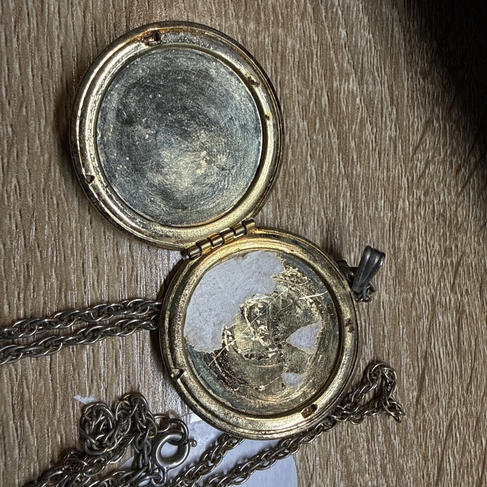 VTG Gold Tone Metal Pink and Cream Cameo Locket Pendant Necklace see details ns