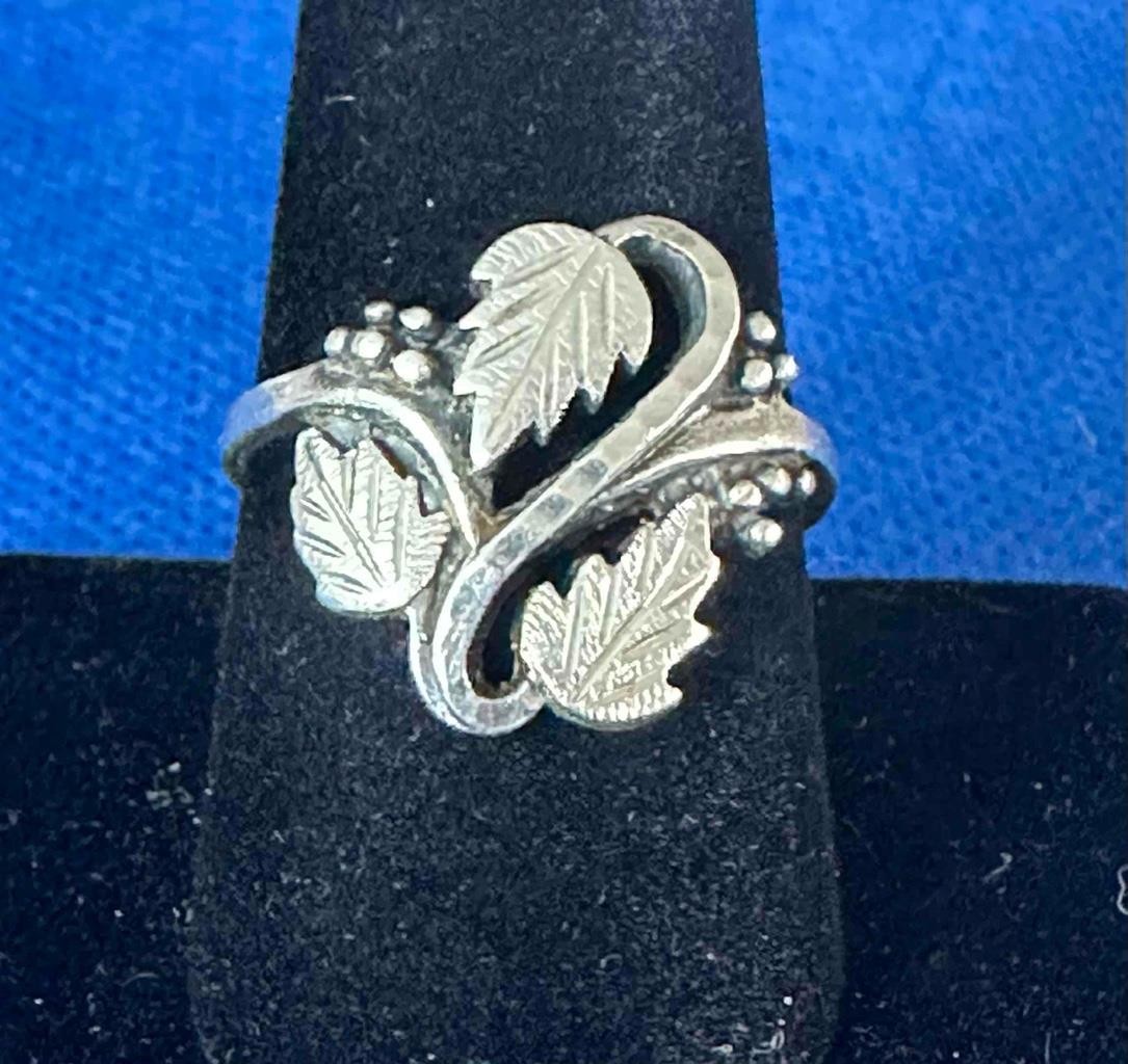 Wheeler Manufacturing Co Sterling Silver Leaf & Grape Decorated Ring Size 9.5